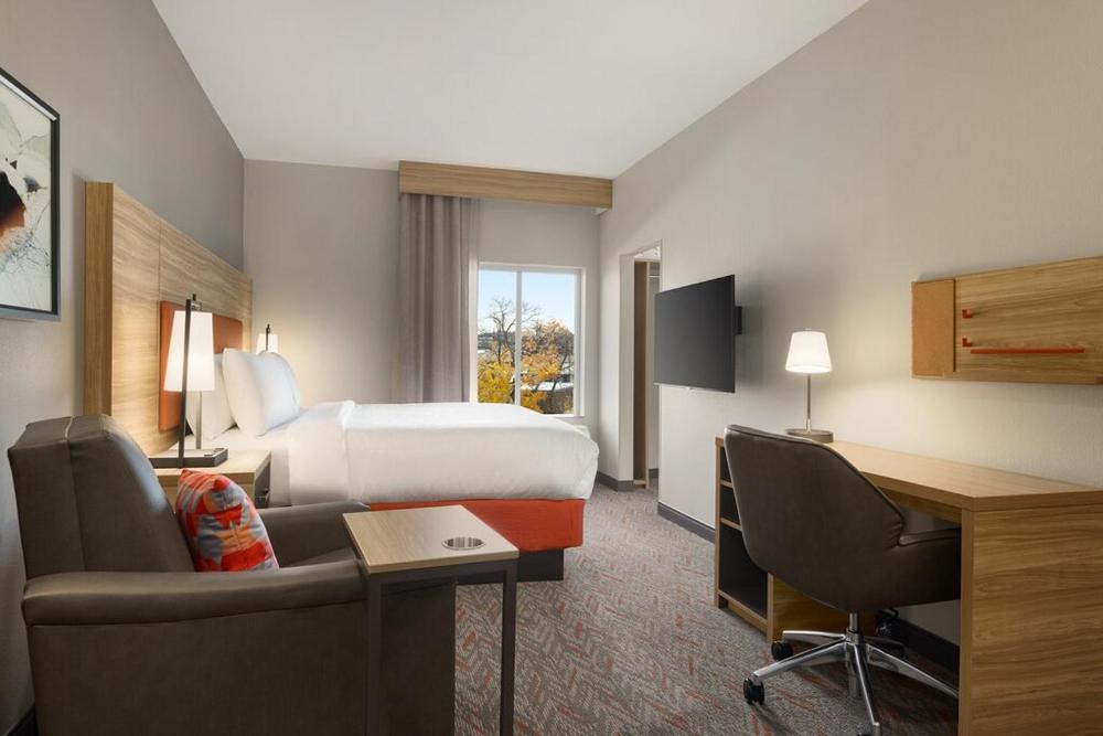 Studio King Suite - Communications Accessible interior